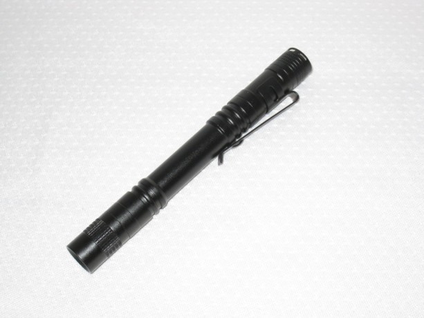 solide-mini-puissante-torche-led-en-forme-de-stylo-pour-poche-big-1