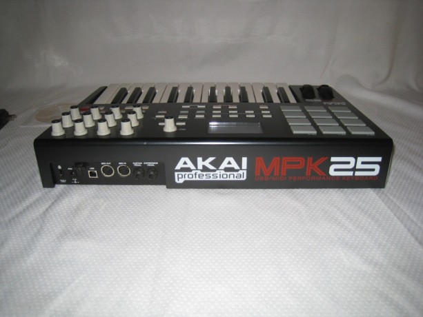 akai-mpk25-clavier-de-performance-usbmidi-25-touche-avec-pads-de-batterie-mpc-big-5