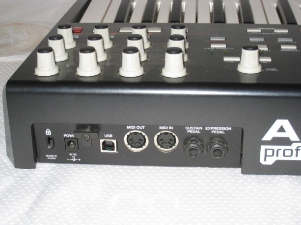 akai-mpk25-clavier-de-performance-usbmidi-25-touche-avec-pads-de-batterie-mpc-big-4