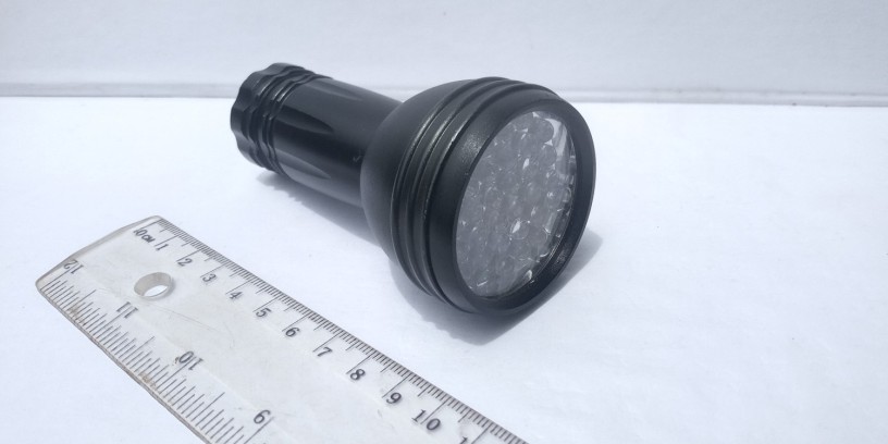solide-puissante-mini-torche-metallique-led-portable-noir-big-2