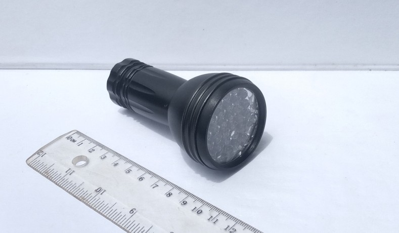 solide-puissante-mini-torche-metallique-led-portable-noir-big-0