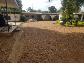 Maison à louer - 14 chambres - Voisine de la MINUSCA, Bakongo - 5 dépendances