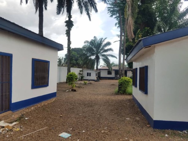 maison-a-louer-14-chambres-voisine-de-la-minusca-bakongo-5-dependances-big-2